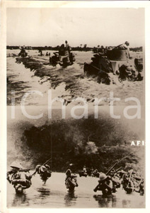 Fotografia d'epoca originale 1942 WW2 Truppe giapponesi guadano un fiume FOTO 1