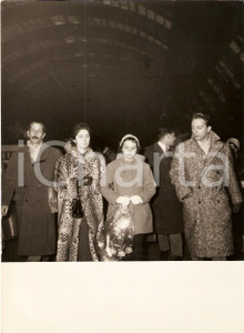 Fotografia d'epoca originale 1950 circa MILANO Mike BONGIORNO alla Stazione Centrale 1