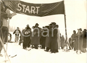 Fotografia d'epoca originale 1935 ca CORTINA(?) SCI DI FONDO La partenza di un atleta in gara *Foto 24x18 1