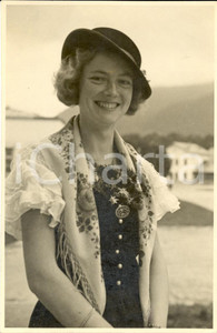 Fotografia d'epoca originale 1934 KLAGENFURT (AUSTRIA) Giovane donna in costume tipico CARINZIA *Fotografia 1