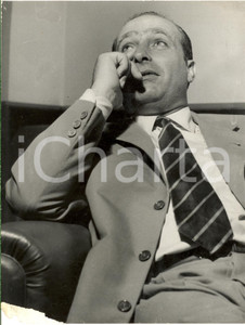 Fotografia d'epoca originale 1950 ca AUTOMOBILISMO Ritratto di Juan Manuel FANGIO in poltrona *Fotografia 1