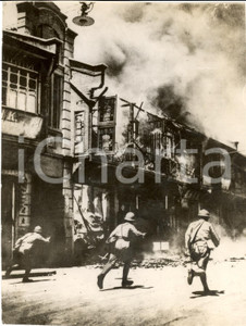 Fotografia d epoca originale 1937 SHANGAI Soldati giapponesi con pistole tra macerie 1