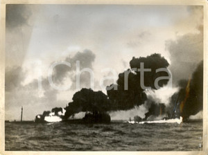 Fotografia d epoca originale 1941 WW2 Navi nemiche a fuoco nell ATLANTICO Vera Fotografia 1