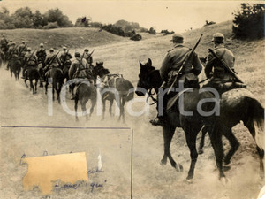 Fotografia d epoca originale 1940 ca BALCANI WW2 Cavalleria polizia tedesca in cerca di banditi DANNEGGIATA 1