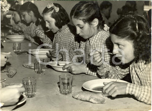Fotografia d epoca originale 1943 BINASCO MI Refezione bambini alla colonia estiva 1