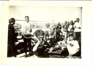 Fotografia d epoca originale 1942 HONGKONG WW2 Soldati cinesi assistiti da giapponesi dopo la resa Foto 1