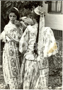 Fotografia d epoca originale 1940 ca KOSOVO Ragazze kosovare in costume tipico Fotografia 1