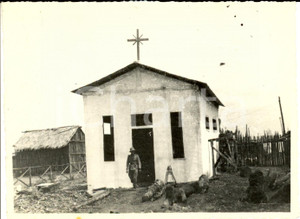 Fotografia d epoca originale 1938 NEGHELLI ETIOPIA Soldato italiano esce dalla Chiesa Fotografia 1