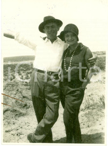 Fotografia d epoca originale 1940 ca TRIPOLI LIBIA Giovane coppia di coloni italiani Fotografia 1