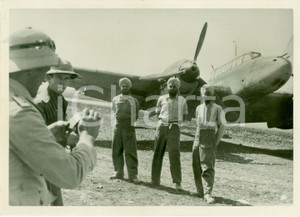 Fotografia d epoca originale 1941 CIRENAICA WW2 Prigionieri indiani in un aeroporto Fotografia 1