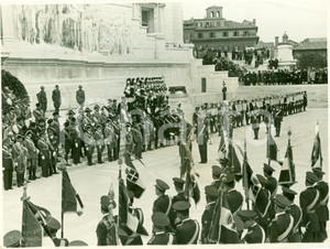 Fotografia d epoca originale 1937 ROMA Annuale AERONAUTICA Re e DUCE consegnano bandiere agli stormi aerei 1