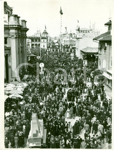 Fotografia d epoca originale 1937 MILANO Folla imponente visita la FIERA CAMPIONARIA padiglione BREDA Foto 1