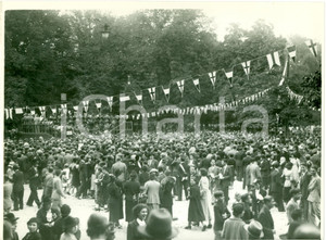 Fotografia d epoca originale 1937 MILANO Viali Giardini Pubblici gremiti per SAGRA UVA Fotografia 1