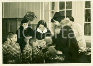 Fotografia d epoca originale 1939 ROMA Maria di SAVOIA Befana con bambini colonia VILLA GLORI Fotografia 1