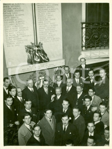 Fotografia d epoca originale 1930 MILANO Studenti argentini alla BOCCONI lapide Caduti Universitari FOTO 1