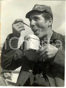 Fotografia d epoca originale 1940 ca SocietÃ  Mineraria MONTECATINI  Minatore con la sua minestra Foto 17x24 1