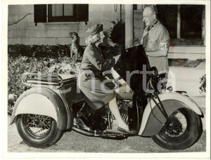 Fotografia d epoca originale 1941 PORT WASHINGTON Herbert Bayard SWOPE con una portaordini ausiliaria Foto 1