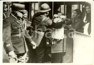 Fotografia d epoca originale 1938 MARIGNAC F Guardia aiuta fuggiaschi spagnoli madre e bambino Fotografia 1