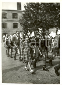 Fotografia d epoca originale 1938 MILANO Partenza BALILLA e AVANGUARDISTI per il campo di ASIAGO Foto 1