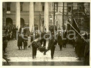 Fotografia d epoca originale 1929 MILANO Anniversario VITTORIA Associazioni corone alloro a Monumento Caduti 1