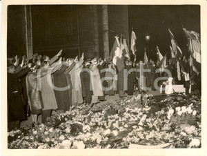 Fotografia d epoca originale 1938 PARIGI Ex combattenti italiani ravvivano Fiamma Sacra all Arco di Trionfo 1