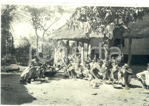Fotografia d epoca originale 1938 DHANJURI Bangladesh Missionario italiano con bimbi SANTAL al lebbrosario 1