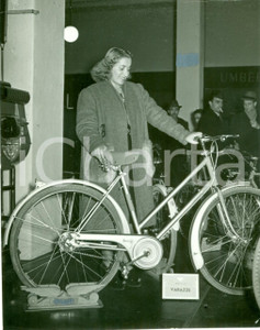 Fotografia d epoca originale 1940 MILANO Bicicletta BIANCHI modello VARAZZE Mostra ciclo e motociclo FOTO 1