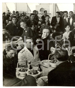 Fotografia d epoca originale 1941 MILANO LAMBRATE Federale Andrea IPPOLITO tra operai stabilimento INNOCENTI 1