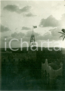 Fotografia d epoca originale 1935 ca LIBIA ? Bandiera del REGNO D ITALIA svetta su una ridotta Fotografia 1