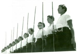 Fotografia d epoca originale 1935 ca ROMA ? Giovani Italiane OPERA BALILLA al salto con l asta Fotografia 1