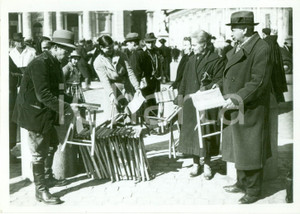 Fotografia d epoca originale 1939 ROMA SAN PIETRO Ambulanti vendono seggiolini per elezione PIO XII Foto 1