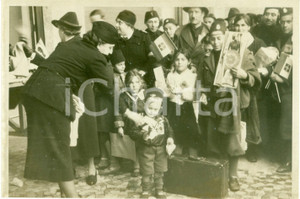Fotografia d epoca originale 1938 GENOVA Piccoli Figli della Lupa e coloni in partenza per LIBIA Fotografia 1
