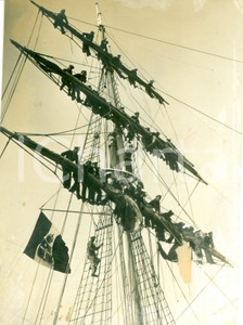 Fotografia d epoca originale 1935 ca ROMA Marinai italiani si addestrano sull albero maestro Foto DANNEGGIATA 1