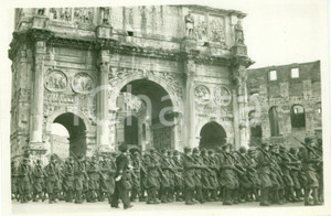 Fotografia d epoca originale 1935 ca ROMA Sfilata degli Avanguardisti moschettieri all Arco di COSTANTINO 1