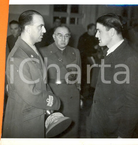 Fotografia d epoca originale 1942 MILANO Umberto II si intrattiene con un reduce cieco di guerra Fotografia 1