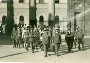 Fotografia d epoca originale 1934 MILANO SANT AMBROGIO Ufficiali in congedo portano corona a Cripta Caduti 1