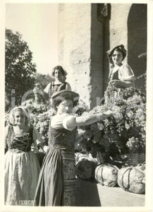 Fotografia d epoca originale 1940 ROMA Contadine in abiti tipici alla campagna dell uva e della frutta Foto 1