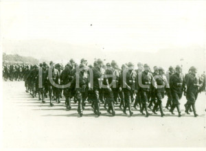 Fotografia d epoca originale 1935 ca AREA LIGURE Sfilata del Reparto allievi ufficiali MILIZIA UNIVERSITARIA 1