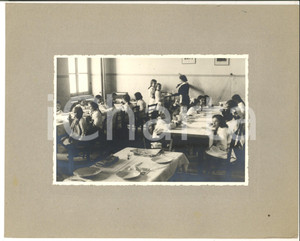 Fotografia d epoca originale 1930 ca AREA LOMBARDA Refezione in una mensa scolastica femminile Foto VINTAGE 1