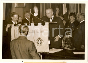 Fotografia d epoca originale 1937 PARIGI Vittorio CERRUTI consegna bandiera agli ex combattenti italiani 1