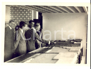 Fotografia d epoca originale 1936 MILANO Duca di BERGAMO visita la TRIENNALE Foto 18x13 cm 1