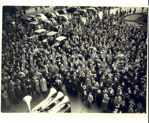 Fotografia d epoca originale 1938 MILANO Palazzo MARINO Cittadini ascoltano discorso del Duce sull ANSCHLUSS 1