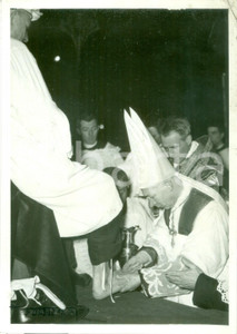 Fotografia d epoca originale 1940 MILANO Card. Ildefonso SCHUSTER compie cerimonia lavaggio dei piedi FOTO 1