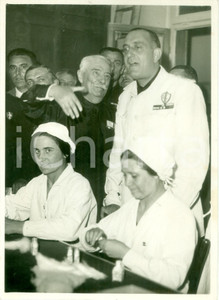 Fotografia d epoca originale 1938 MILANO Rino PARENTI visita fabbrica di sieri Fotografia 1