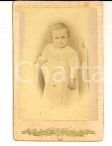 Fotografia d epoca originale 1890 AREA LOMBARDA Ritratto di bambina in abito bianco Foto formato margherita 1