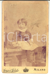 Fotografia d epoca originale 1890 ca MILANO Ritratto di bambina con il cestino Fotografia GANZINI & GABRIEL 1