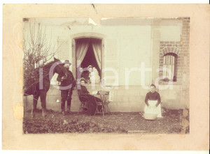 Fotografia d epoca originale 1900 SAVOIA Ritratto di famiglia in cortile con pastore valdese ? Foto 1