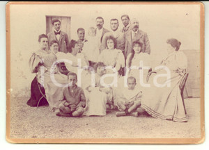 Fotografia d epoca originale 1900 ca AREA FRANCESE Ritratto di famiglia in cortile Foto VINTAGE 18x13cm 1