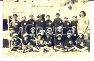 Fotografia d epoca originale 1930 ca ROVEGNO GE Colonia estiva  Bambine all ingresso Foto 14x10 cm 1