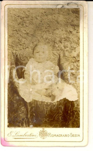 Fotografia d epoca originale 1880 ca ROMAGNANO SESIA NO Bambina con abito bianco Foto E. LAMBERTINI 1